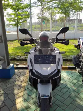 Honda ADV 150 Hitam putih
