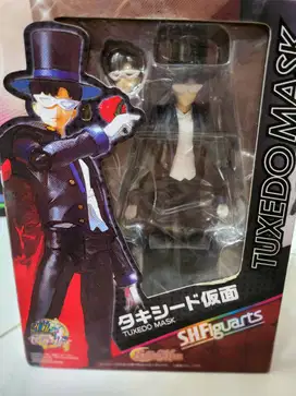 SHFigurarts Tuxedo Mask Sailor Moon - Pahlawan Bertopeng Sailor Moon