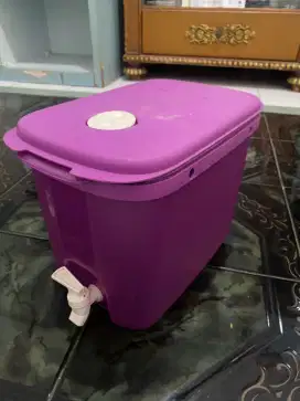 Tempat air minum tupperware