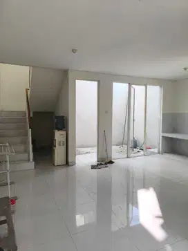 Disewakan Rumah 2 Lantai Royal Residence