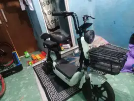 Sepeda listrik merk UoU mulus siap pakai