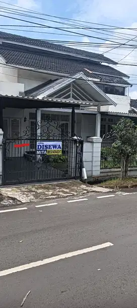 Rumah Bagus di Bona Indah. Terletak di Jalan Utama Kompleks. Semi Furn
