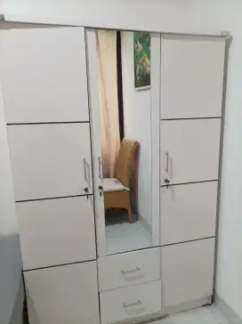 Dijual lemari pakaian 3 pintu.