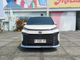 Toyota Voxy 2023 putih