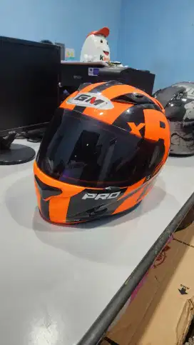 Helm GM warna orange
