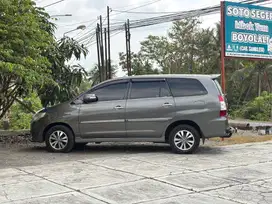 Innova V Diesel AT 2012