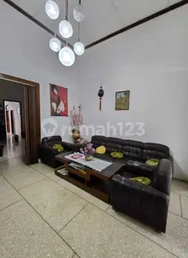 Rumah di Kawasan Komersil Sayap Riau Bandung
