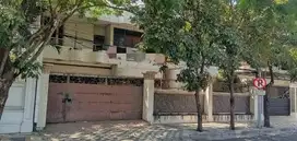 RUMAH BESAR DI JALAN RAYA DHARMAHUSADA INDAH