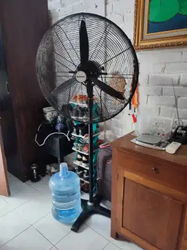 Dijual kipas angin besar berdiri Merk Krisbrown 1,5 JT 80 persen bags