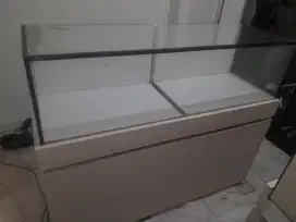Etalase kaca, rak pajangan