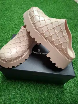 Beverly Platform Sandal Buttonscraves
