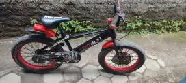 Dijual cepat sepeda anak merk centrum angrybird uk 18 siap pakai