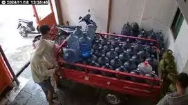 Tukang Kirim Galon Pakai Tosa