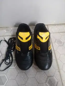 Sepatu futsal homy ped