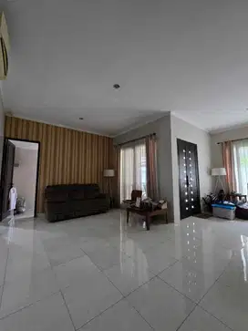 Jual Cepat Rumah Asri 2 lt Lokasi Nyaman di Emerald Bintaro 15652Ad