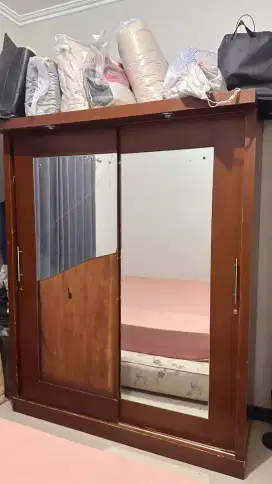 Lemari baju bekas