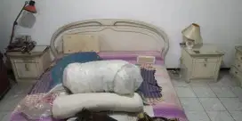 Bed set ( dipan + spring bed comforta 180x200), meja rias dan nakas