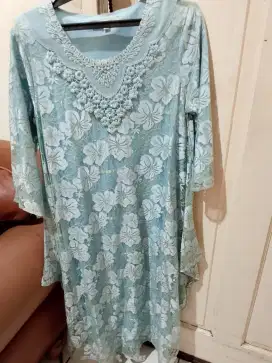 Dress brokat di bawah lutut