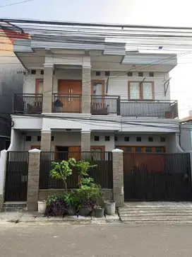 DIJUAL CEPAT RUMAH 2 LANTAI LOKASI STRATEGIS KEBON JERUK JAKARTA BARAT