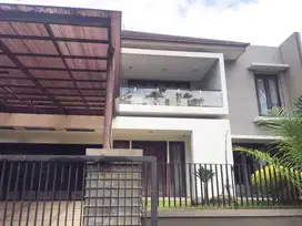 Rumah 2 Lantai Bagus Semi Furnish HGB di Graha Famili