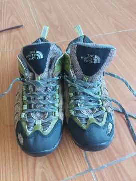 Bu, Sepatu outdoor branded TNF size 41, mulus sepatu boot thrifting