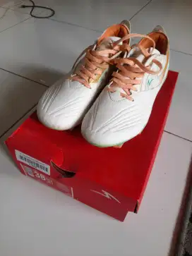 Sepatu bola merk specs original