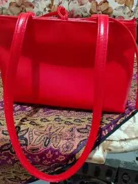Tas merah ukuran sedang