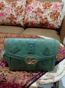 Tas warna hijau kecil