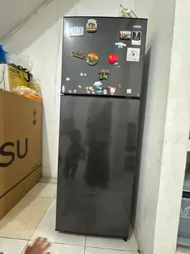 Lemari es sharp