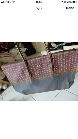 Tas Lacoste pakai resleting tengah
