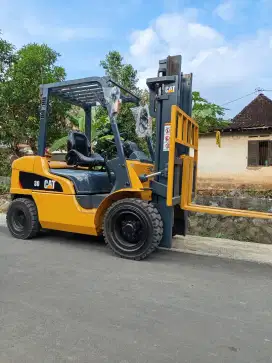 Forklift 3 Ton Caterpillar siap kerja tahun muda 2020