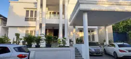 Rumah Mewah White House di Legenda Wisata