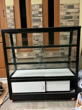 Etalase Kaca Toko Kue 125cm Bekas