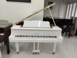 Baby Grand Piano Yamaha GB1K Putih Buatan Lokal