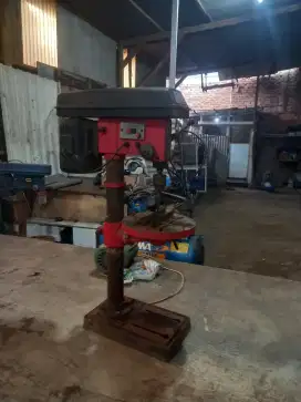 Kompresor dan bor duduk