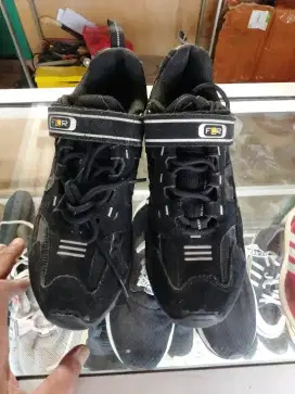 Sepatu Sepeda FLR TAIPAN