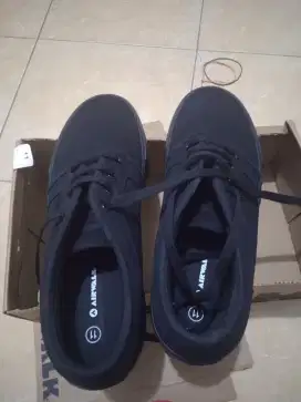 Di jual sepatu 99% baru