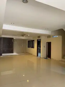 Dijual Villa The Palace Residence Polonia
