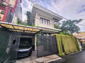 Rumah 13.5x13.3 Semi Furnished Cakep Banget di Jakarta Barat
