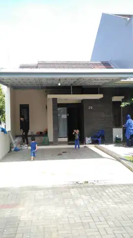 Disewakan rumah di perumahan grand sharon residence