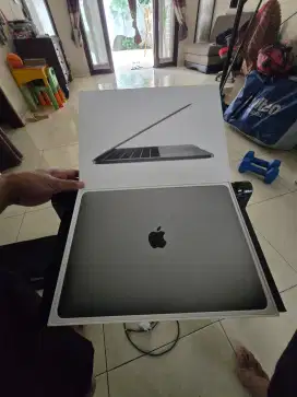 Macbook pro 13 Ram 16GB Ssd 250GB, baterai masih kuat 4jam