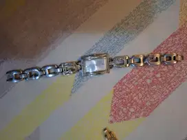 Jam tangan wanita guess
