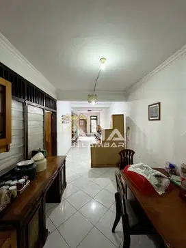 ANA RUMAH HITUNG TANAH UK 5.5X20M DI KOMPLEK KAVLING POLRI JELAMBAR kc