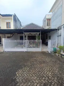 RUMAH CANTIK TERAWAT UNIT POJOK DI JALAN PALAGAN KM. 7 DEKAT HYATT