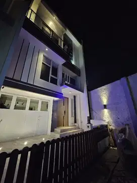 Rumah 3 Lantai mewah dalam kompleks tenang di Duri Kepa Jakarta Barat