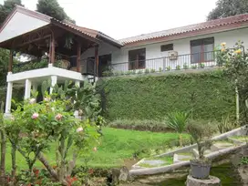 Villa Komersil dengan 2 Kolam Renang 1 Km dari Taman Safari