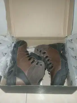 Sepatu gunung Eiger plum limited edition