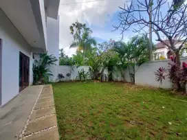 Rumah 2 Lantai 4 Kamar di Sunset Road. Jalan 8M Lingkungan Rapi & Aman