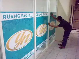 Stiker Kaca Printing Vinyl Sticker Klinik Kecantikan Oneway & sunblast