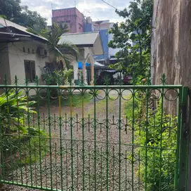 Rumah Dengan Halaman Yang Luas di Tengah Kota
